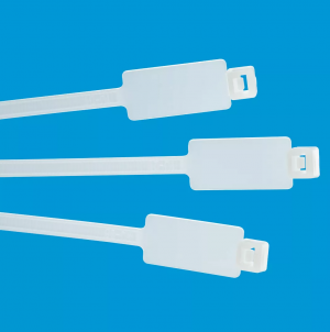 Imagen de un cincho de cuentas con etiqueta.