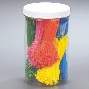 Imagen de un bote lleno de cinchos de colores.