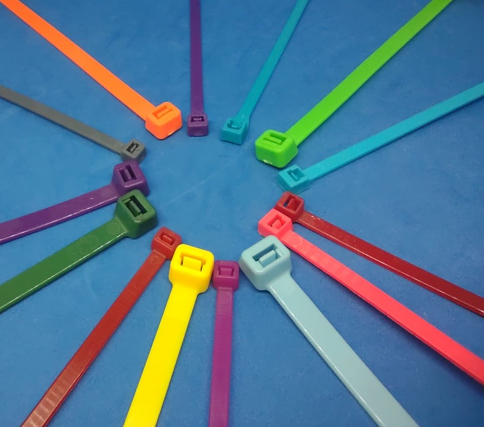 Imagen de cinchos de colores.