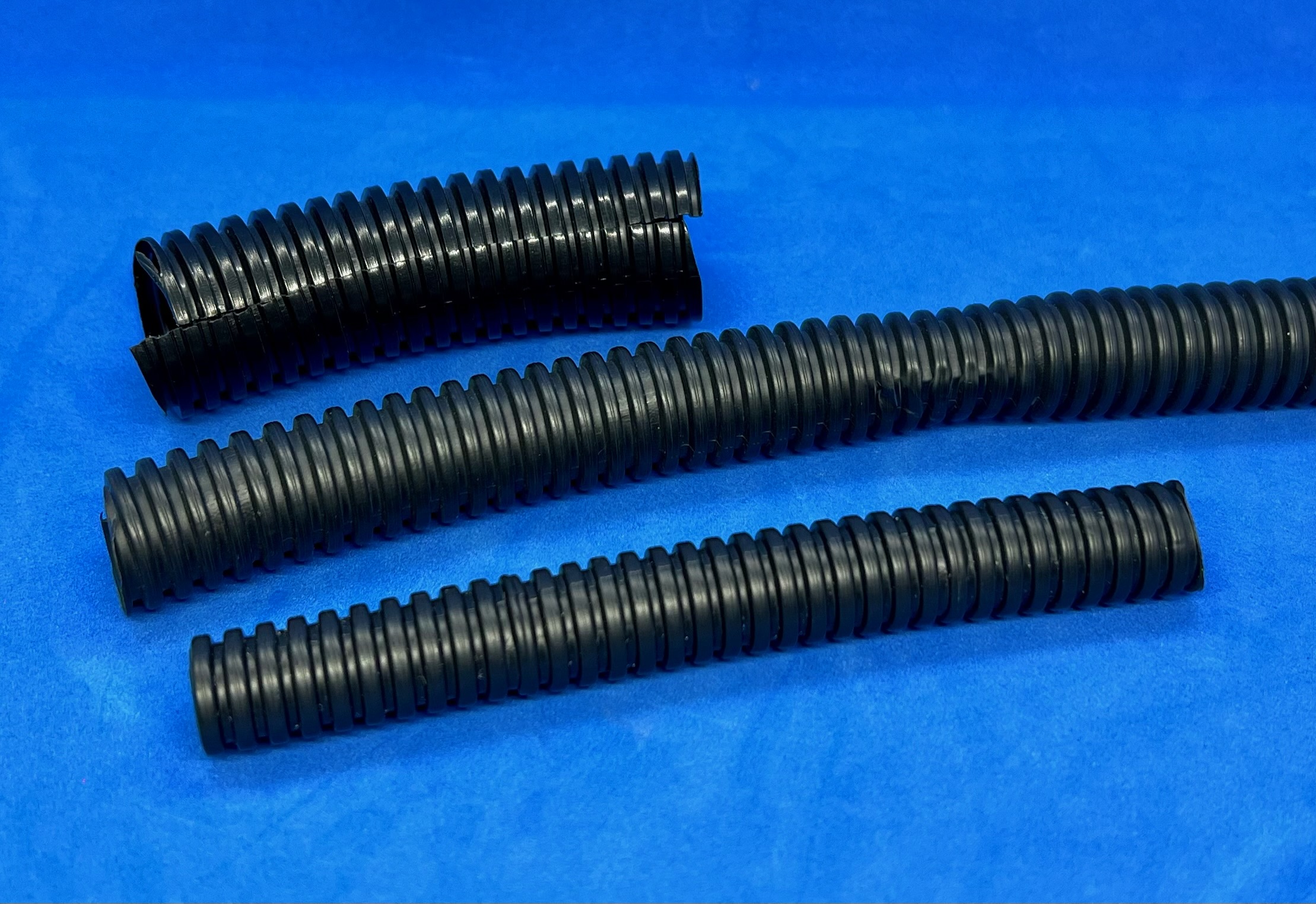 Imagen de tubos negros con fondo azul.