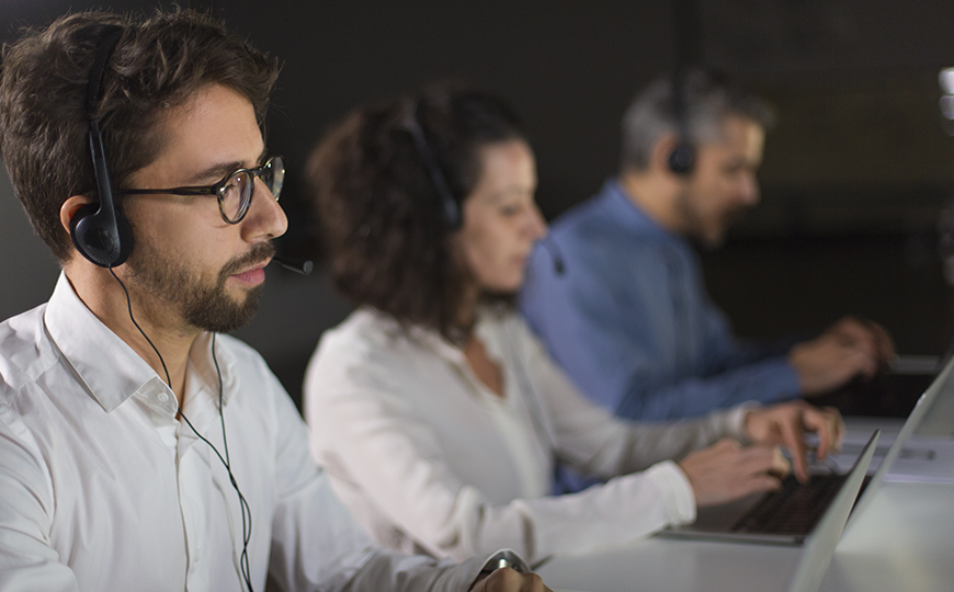 Imagen de personas haciendo una llamada.