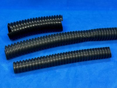 Imagen de tubos negros con fondo azul.